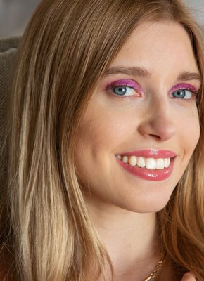 Распутная девка раскрывает рогатку перед камерой