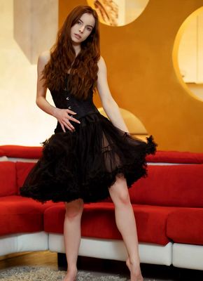 Кокетка в пышном платье засветила голую письку