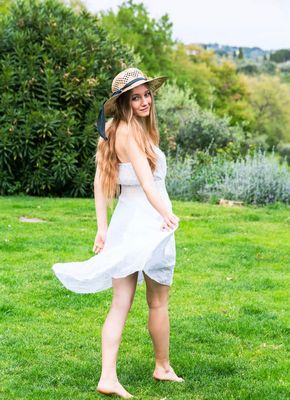 Дамочка с волосатой писькой позирует на даче