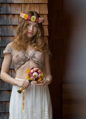 Деревенская красавица хвастается большой грудью