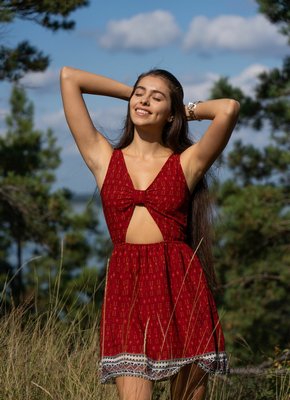 Горячая девка дрочит волосатую пизду на природе