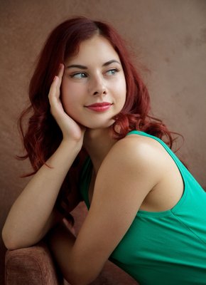 Голая рыжуха светит миниатюрными сиськами