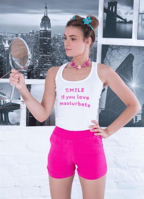 Милая детка рассматривает письку в зеркале