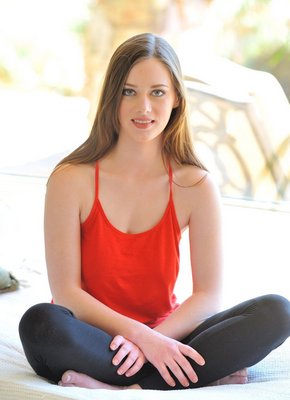 Грудастая девица снимает лосины