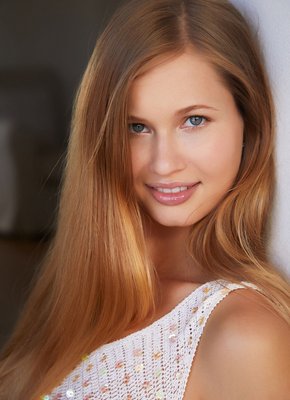 Голая шатенка с сексуальными дойками