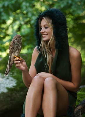 Сексуальная блондинка в лесу