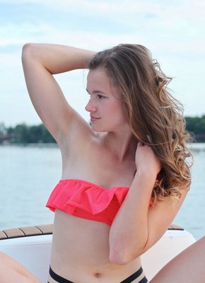 Деваха раздвигает ноги на лодке