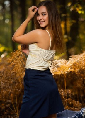 Девушка в лесу показала бритую письку и попку