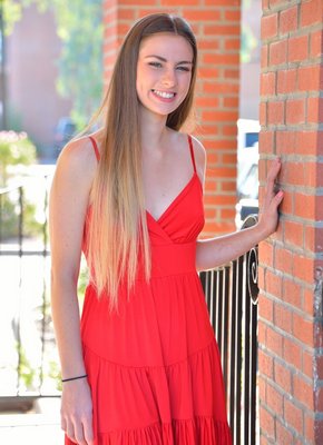 Девушка в красном платье сняла трусы на улице