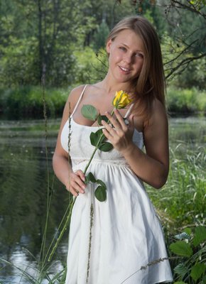 Деревенская девка с большими сиськами на озере