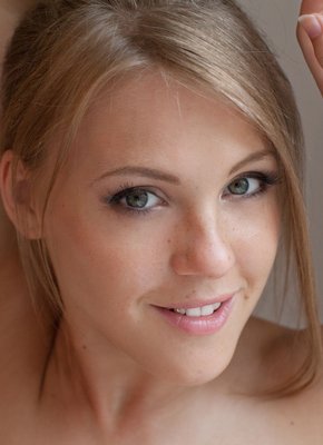 Сексуальная блондинка с большими сиськами