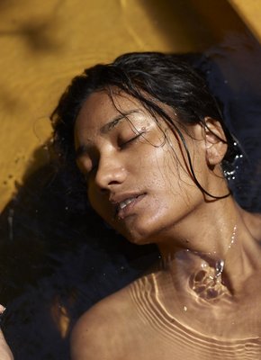 Смуглая девушка сняв купальник намочилась в бассейне