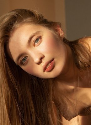 Сексуальная милашка с маленькой грудью голая на полу