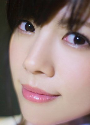 Японка в очках и красном нижнем белье