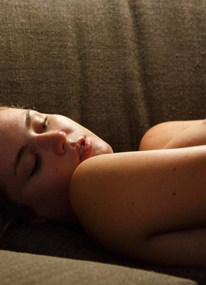 Скромница в трусах показывает сиськи в номере отеля