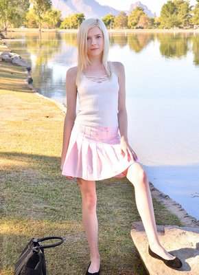 Раздвинула ноги и показала трусики под юбкой