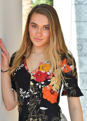 Оторва снимает короткое платье и нижнее бельё