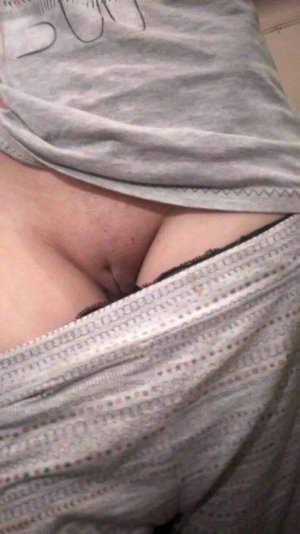 Женщины светят голыми сиськами и письками